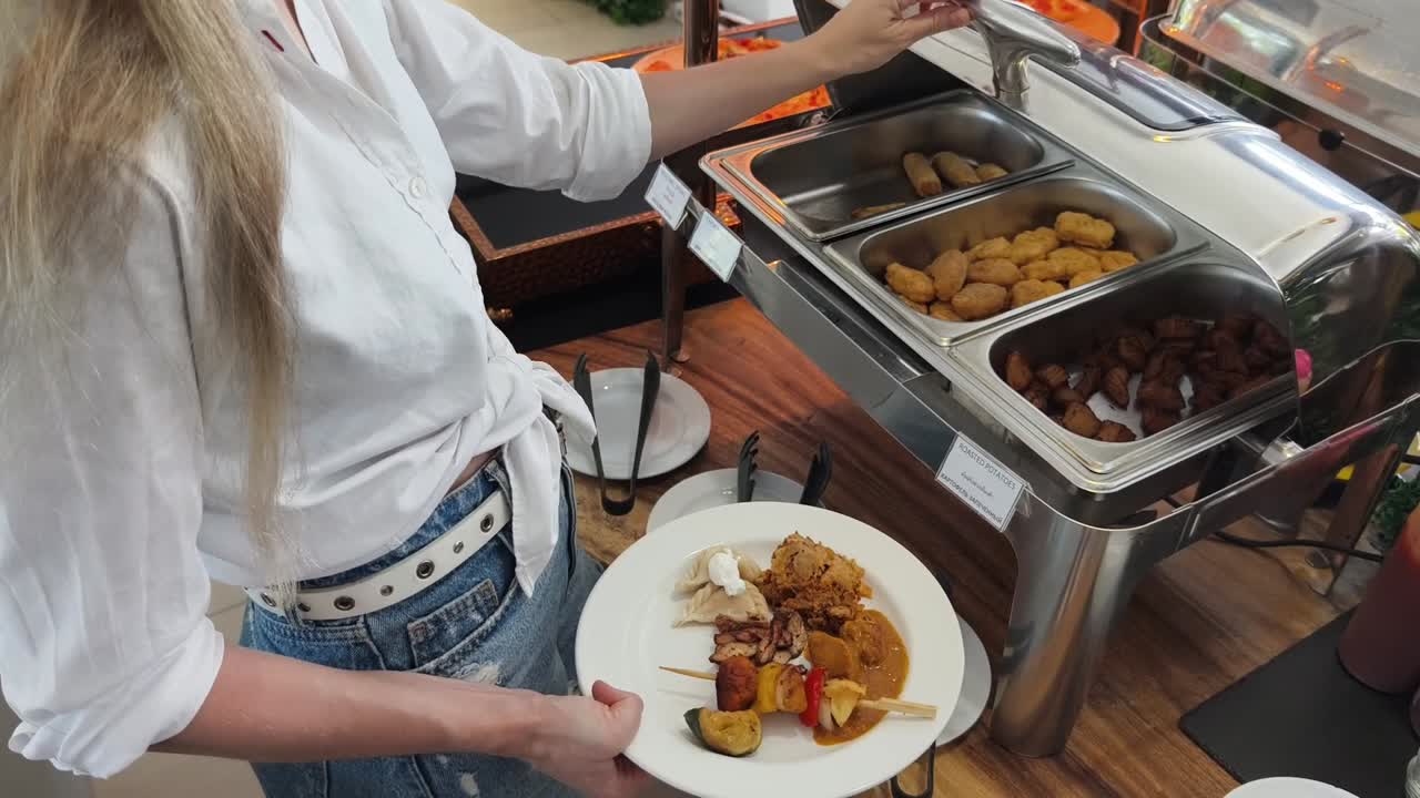 mujer en una línea de buffet