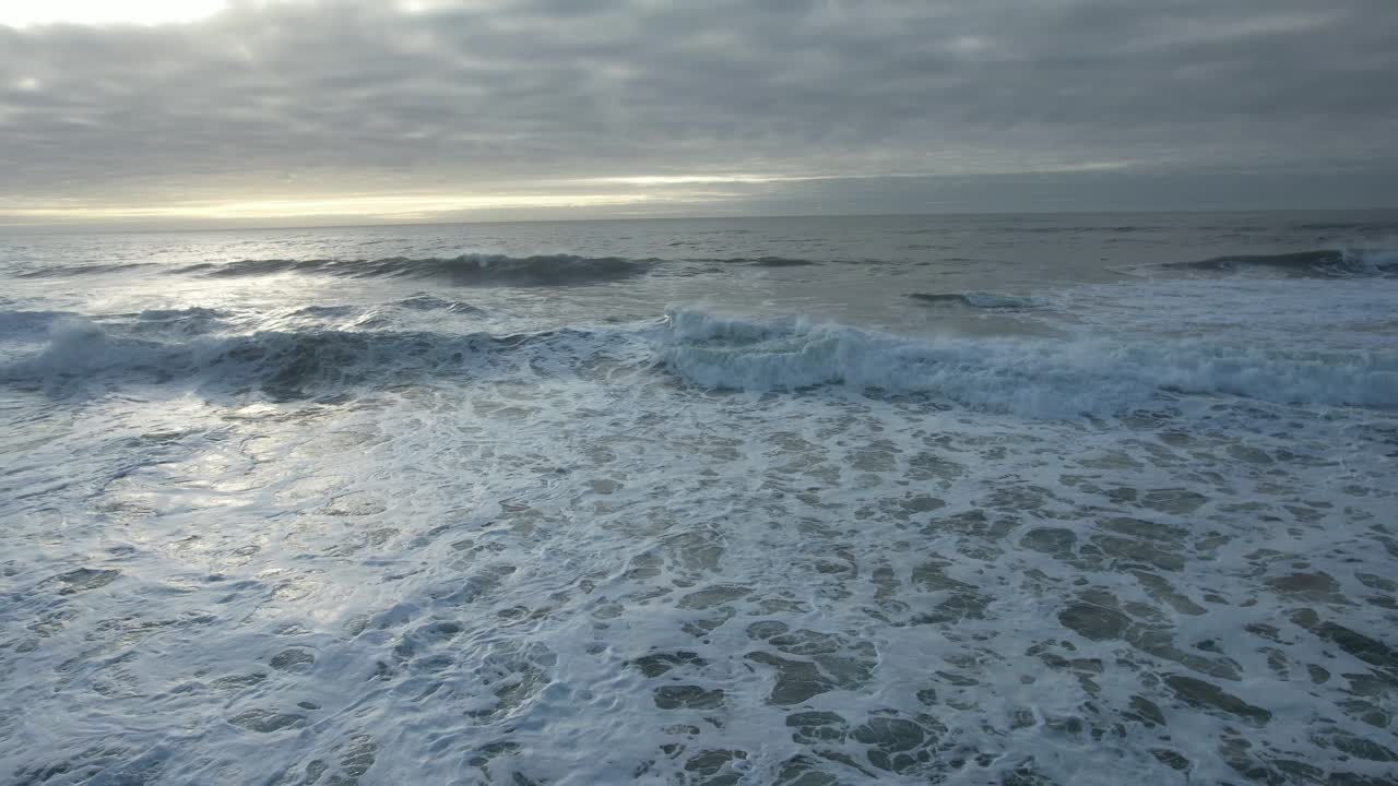 일몰 조감도 4 k에서 바다에서 폭풍