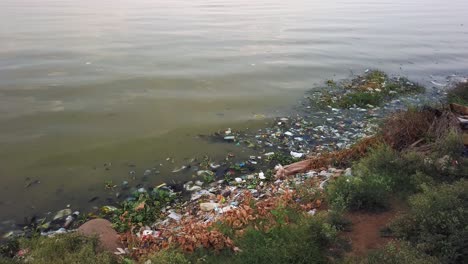 agua contaminada con desechos domésticos