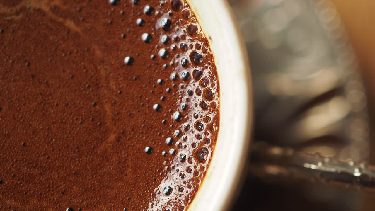 Primo piano di una tazza di caffè turco