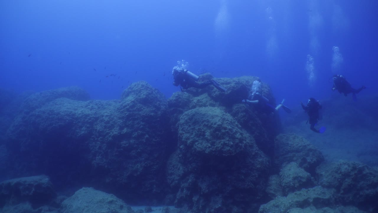실루 스쿠버 다이버 태양 광선 반이는 물 에서 여성 다이버와 남성 다이버가 휴식을 취하는 푸른 바다 풍경