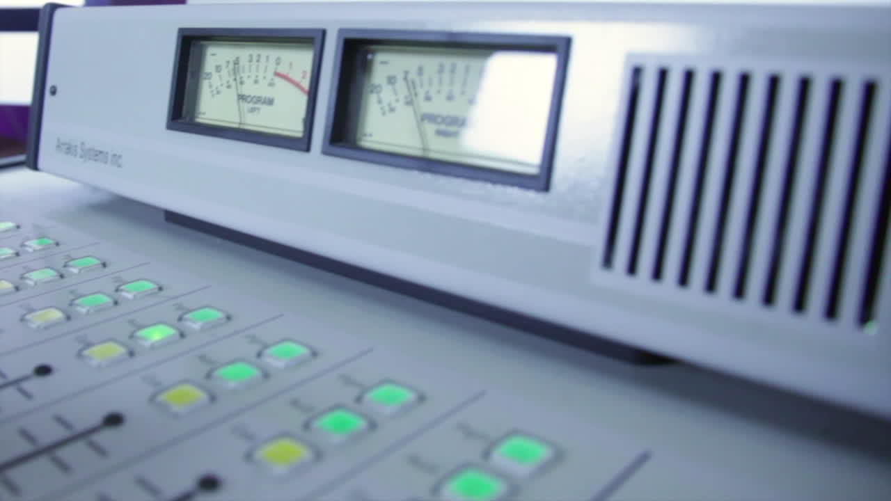 el operador de radio empuja hacia arriba el fader en la placa de radio profesional