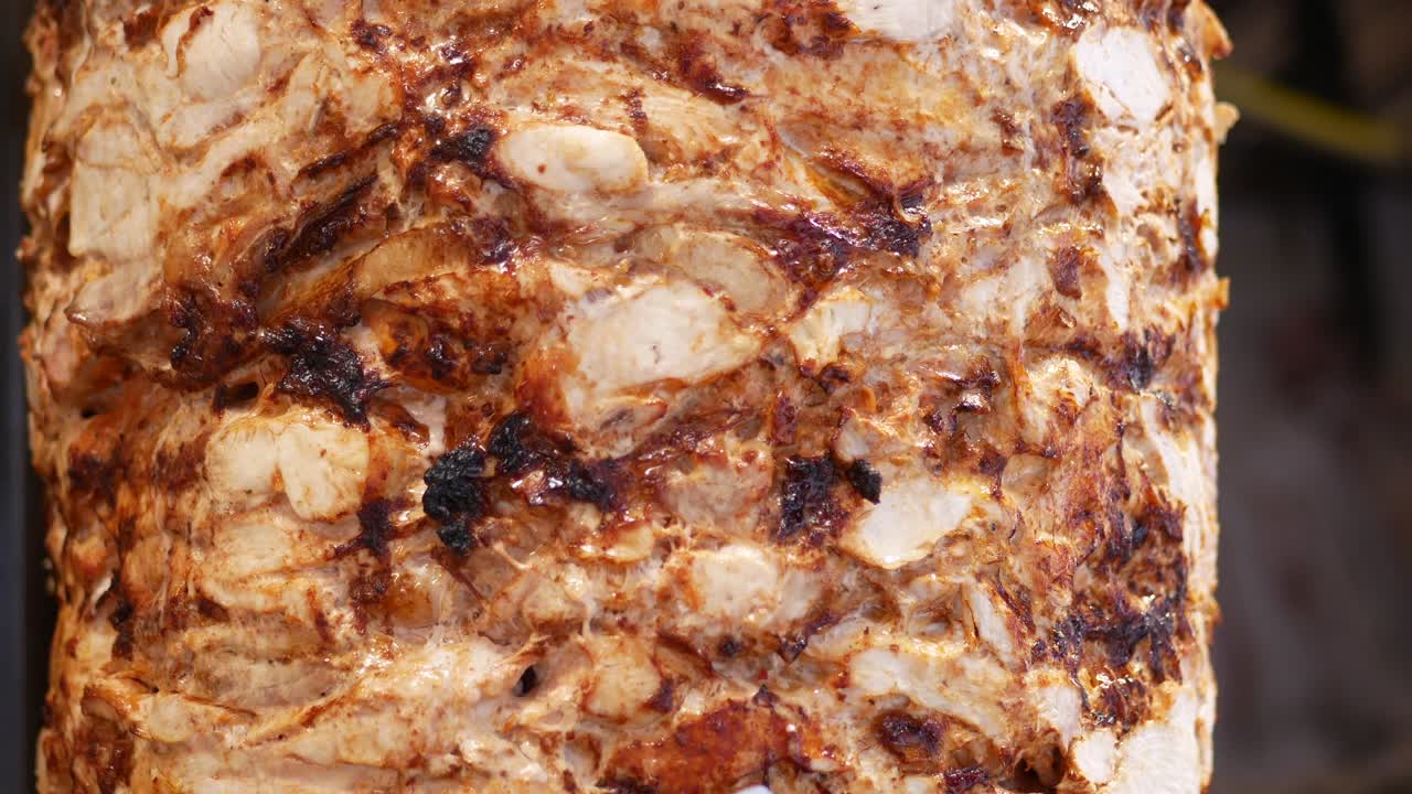 shawarma di pollo su uno spitto rotante