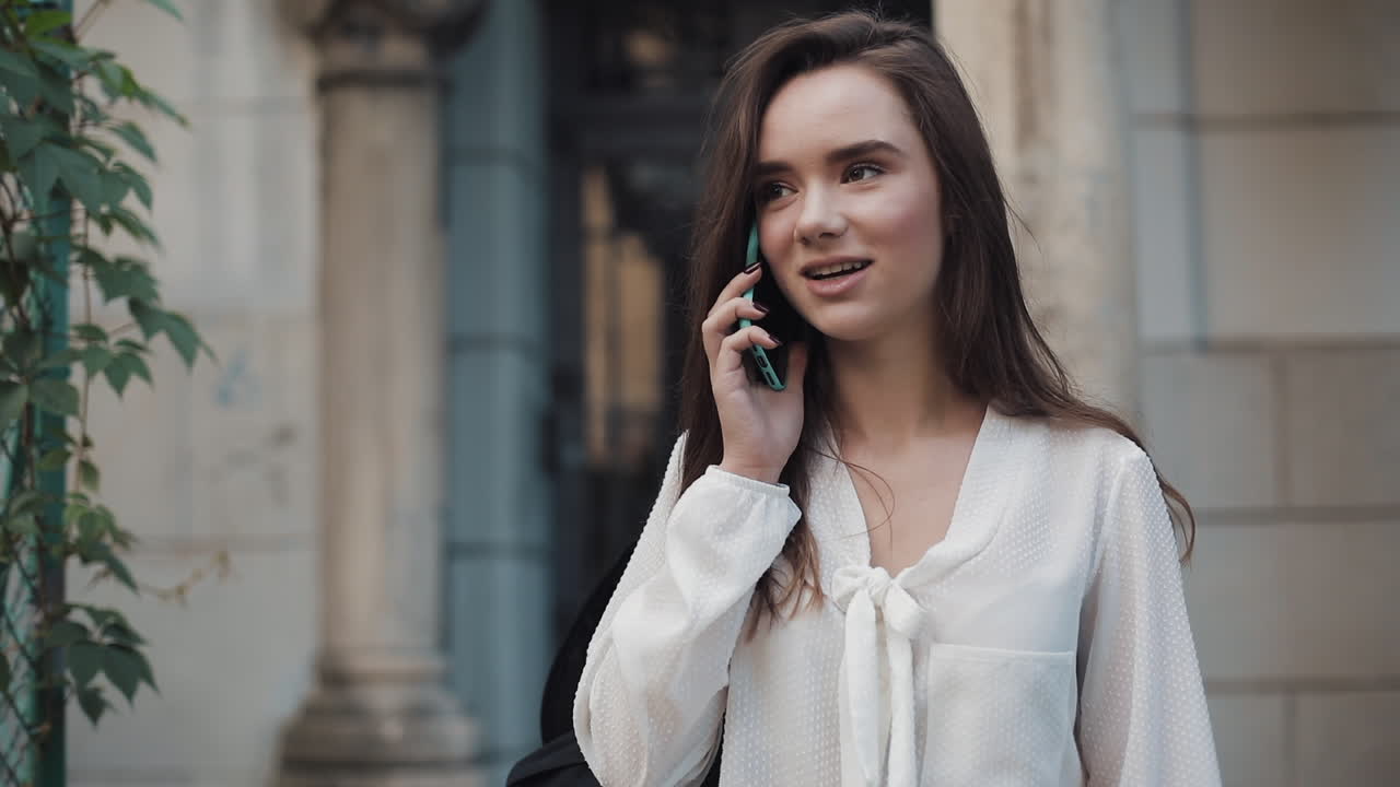 전화 통화하는 여자