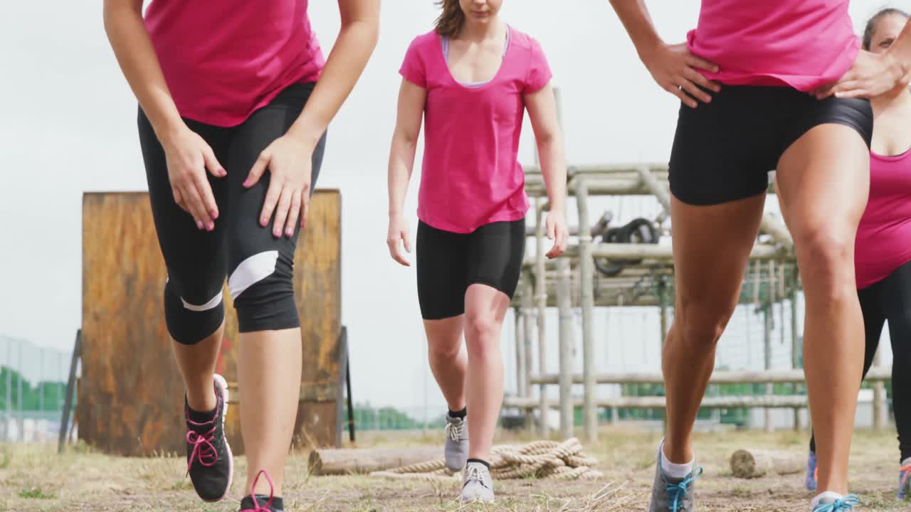 여자 친구 들 이 함께 부트 캠프 에서 운동 을 즐기고 있다
