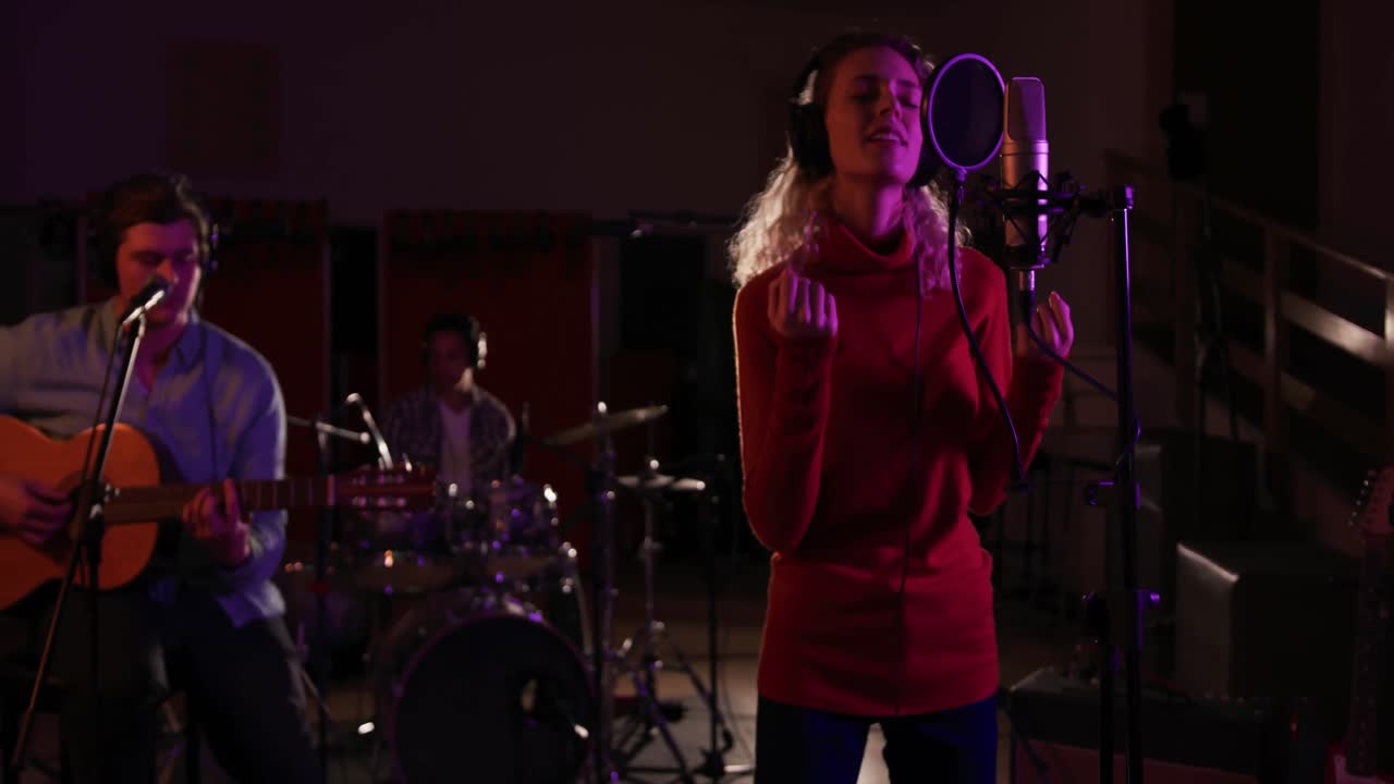 음악 스튜디오 에서 연주 하는 음악 그룹