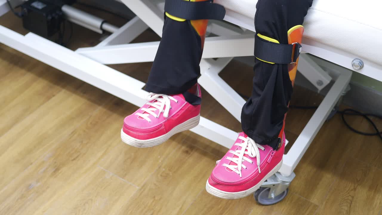 다리 브레이크를 가진 아이의 물리 치료