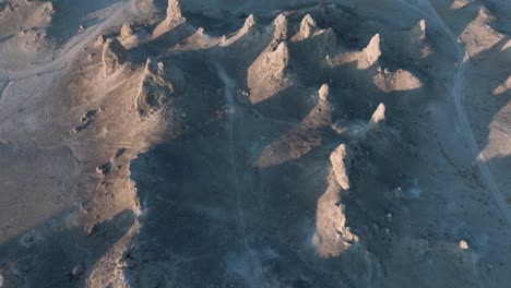drone aéreo de arriba hacia abajo disparó trona pinnacles desierto de california al atardecer