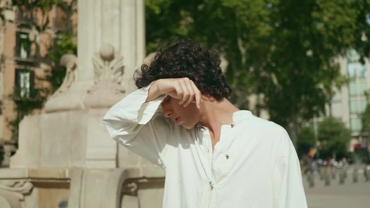 외부에서 기다리는 슬픈 남자. 피곤한 남자의 초상화 불행한 느낌