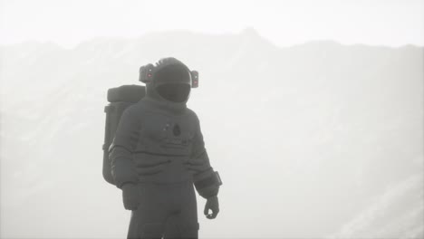 Astronauta-En-Otro-Planeta-Con-Polvo-Y-Niebla