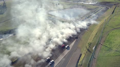 Automovilismo---Humo-Blanco-Saliendo-De-Los-Autos-Durante-El-Evento-De-Carreras-De-Arrastre-En-El-Parque-De-Automovilismo-De-Sydney-En-Australia