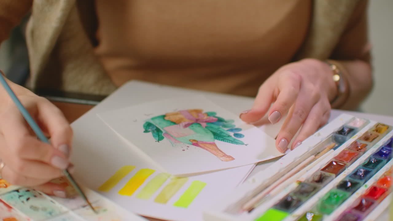 젊은 그래픽 디자이너가 사무실의 책상에서 그래픽 태블릿을 사용하면서 현대적인 데스크 컴퓨터에서 일하고 있습니다.