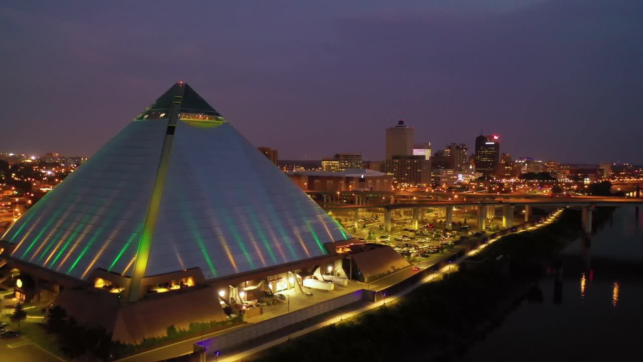멤피스 피라미드 에르난도 데 소토 다리와 황혼의 도시 풍경의 아름다운 밤 공중 촬영 2