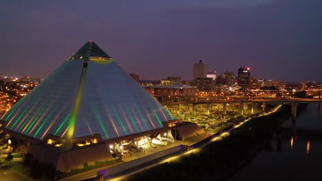 Hermosa-Noche-Toma-Aérea-De-La-Pirámide-De-Memphis,-El-Puente-Hernando-De-Soto-Y-El-Paisaje-Urbano-Al-Atardecer-2