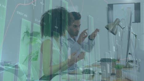 animación de gráficos y números cambiantes sobre diversos compañeros de trabajo discutiendo informes en la computadora.