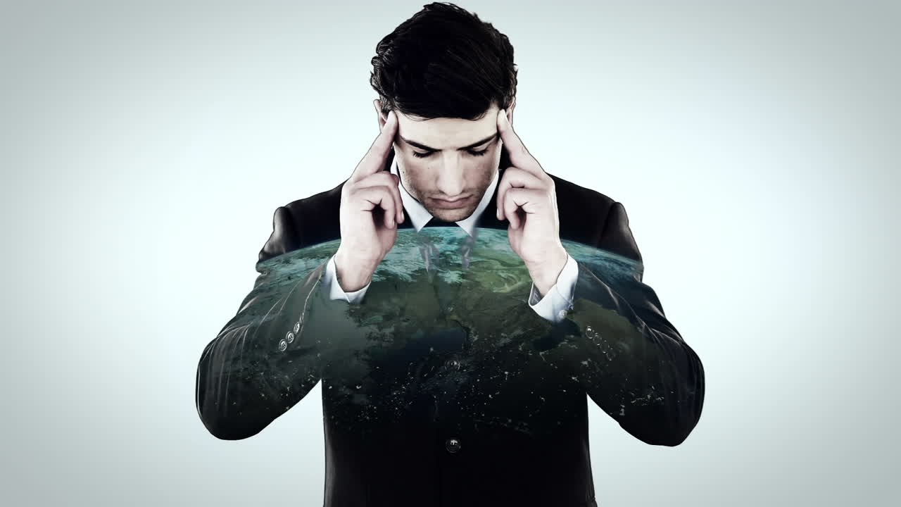 hombre de negocios pensativo mirando el globo