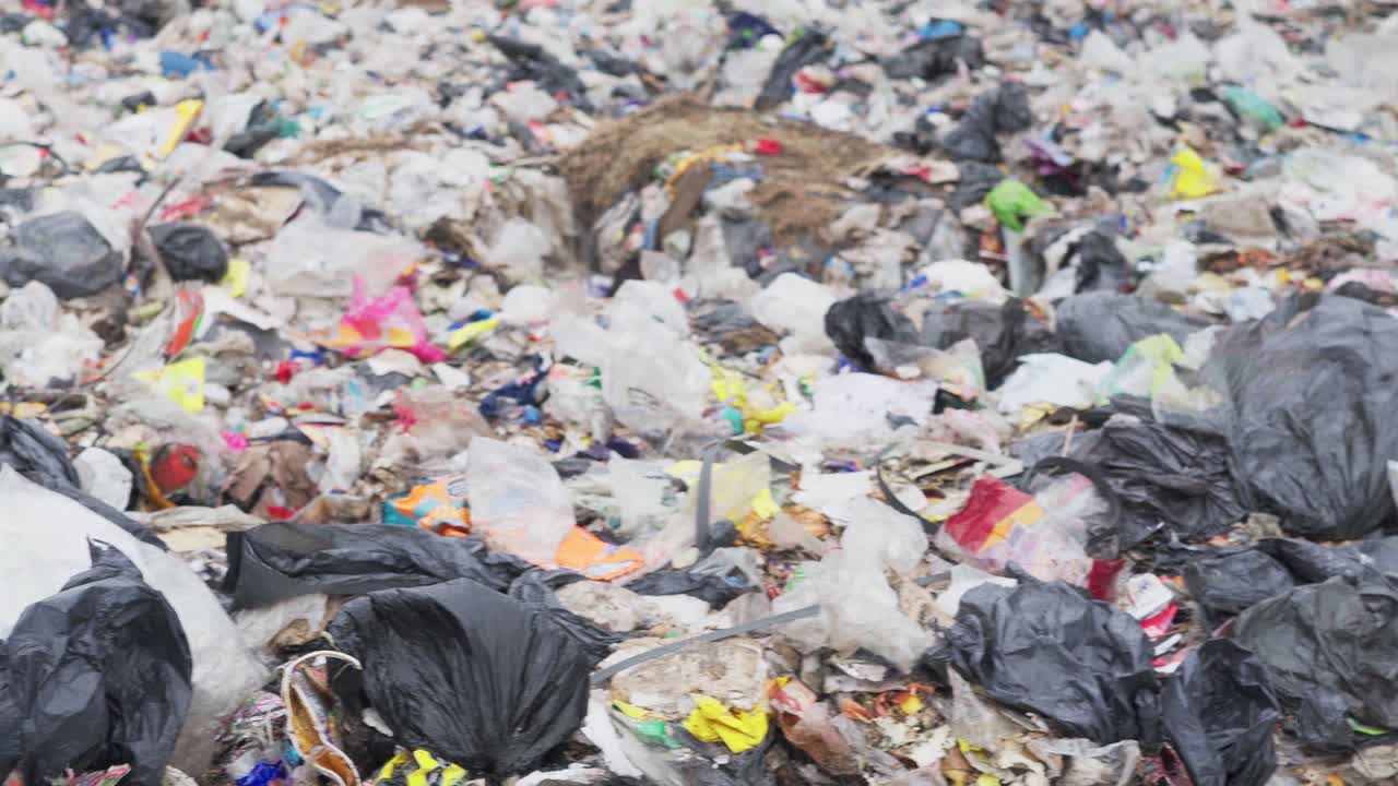 primer plano del depósito de residuos en la zona de eliminación final de residuos no reciclables dentro de una instalación de tratamiento de residuos