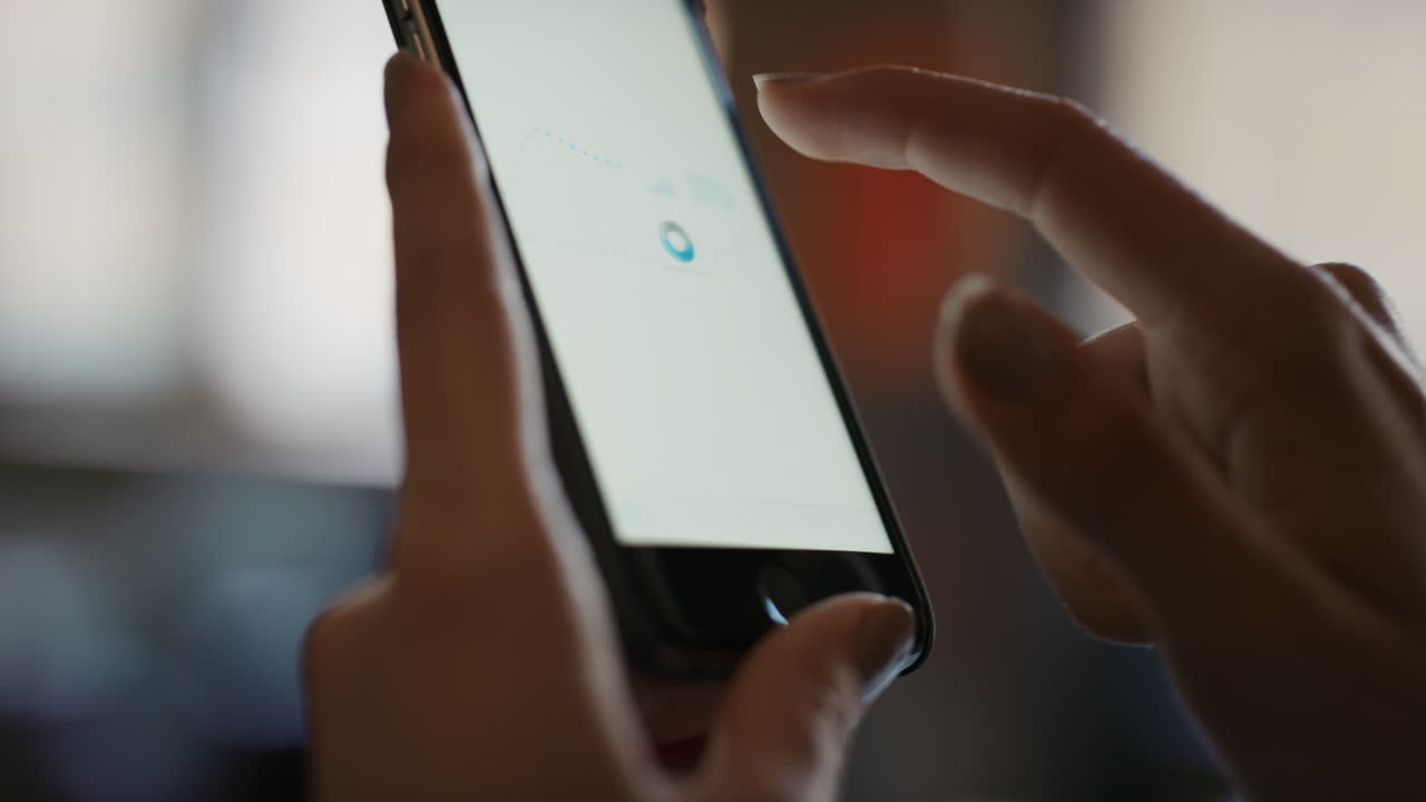 cerca de las manos de las mujeres usando el teléfono inteligente para leer gráficos de negocios