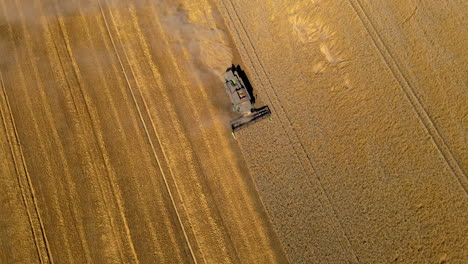 Maquinaria-De-Cosecha-Trabajando-En-Una-Tierra-De-Pastos-En-Puck,-Polonia