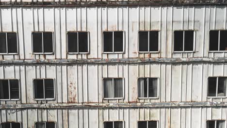 Una-Antigua-Estructura-De-Diseño-De-Un-Antiguo-Ferry,-Un-Dron-Inspeccionando-Unas-Antiguas-Ventanas-De-Diseño,-Un-Trabajo-De-Acero-Inspeccionado-Por-Un-Dron