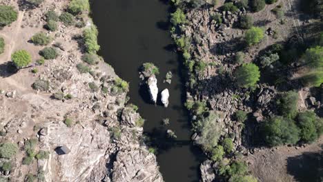 Naturpark-Jandula-River-La-Sierra-De-Andújar-Andalusien-Spanien-Drohne-Von-Oben-Nach-Unten