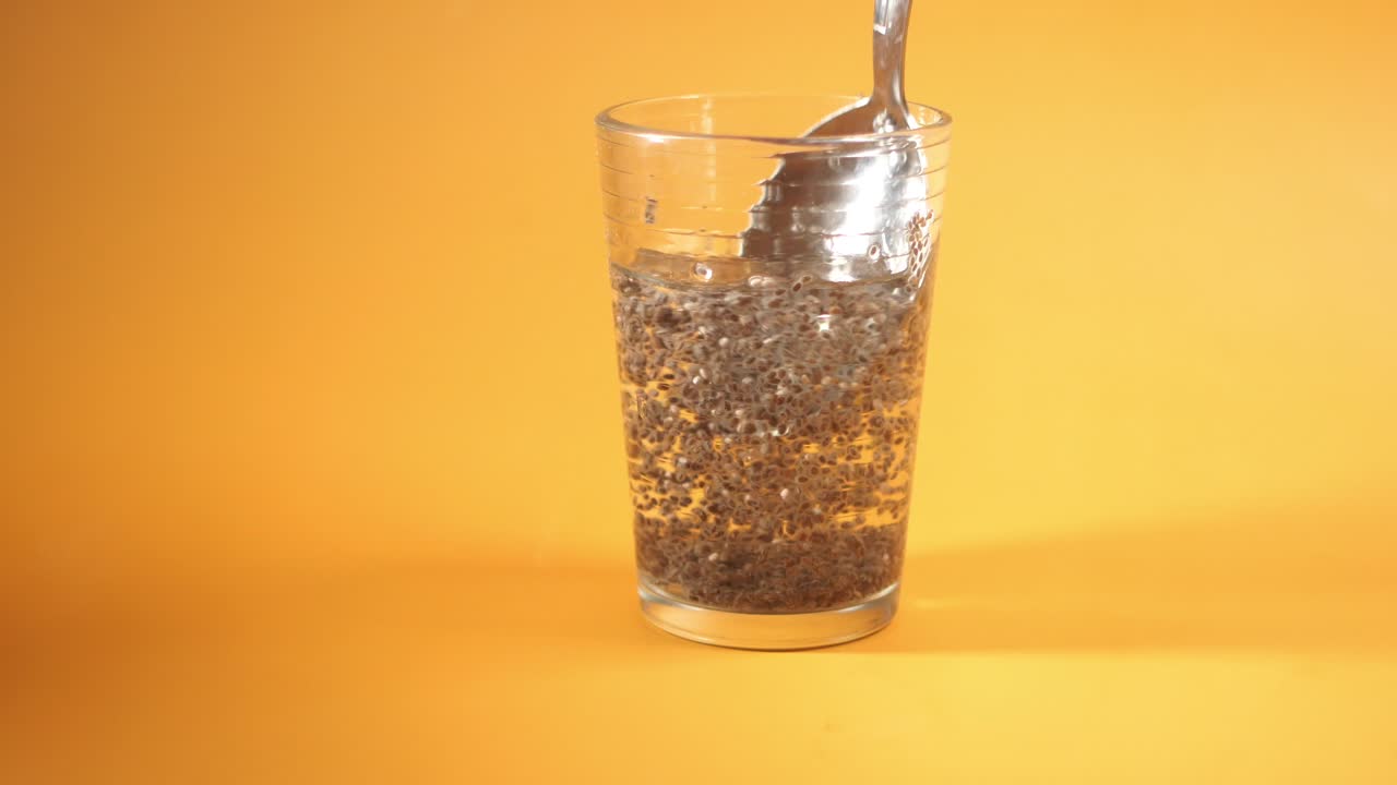 semillas de chía en agua: una receta de bebida saludable