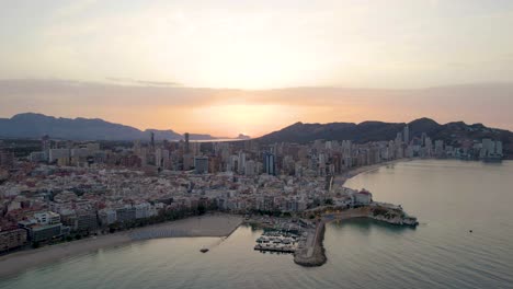 horizonte de la ciudad turística de benidorm, alicante, españa - impresionante antena al atardecer