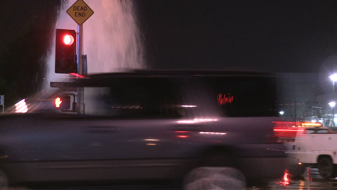 bomberos intentan cerrar una cañería de agua rota en los ángeles