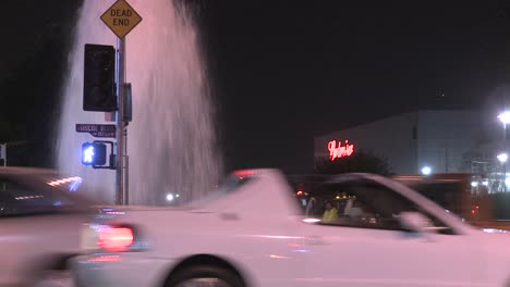 Feuerwehrleute-Versuchen,-Eine-Kaputte-Wasserleitung-In-Los-Angeles-Zu-Schließen