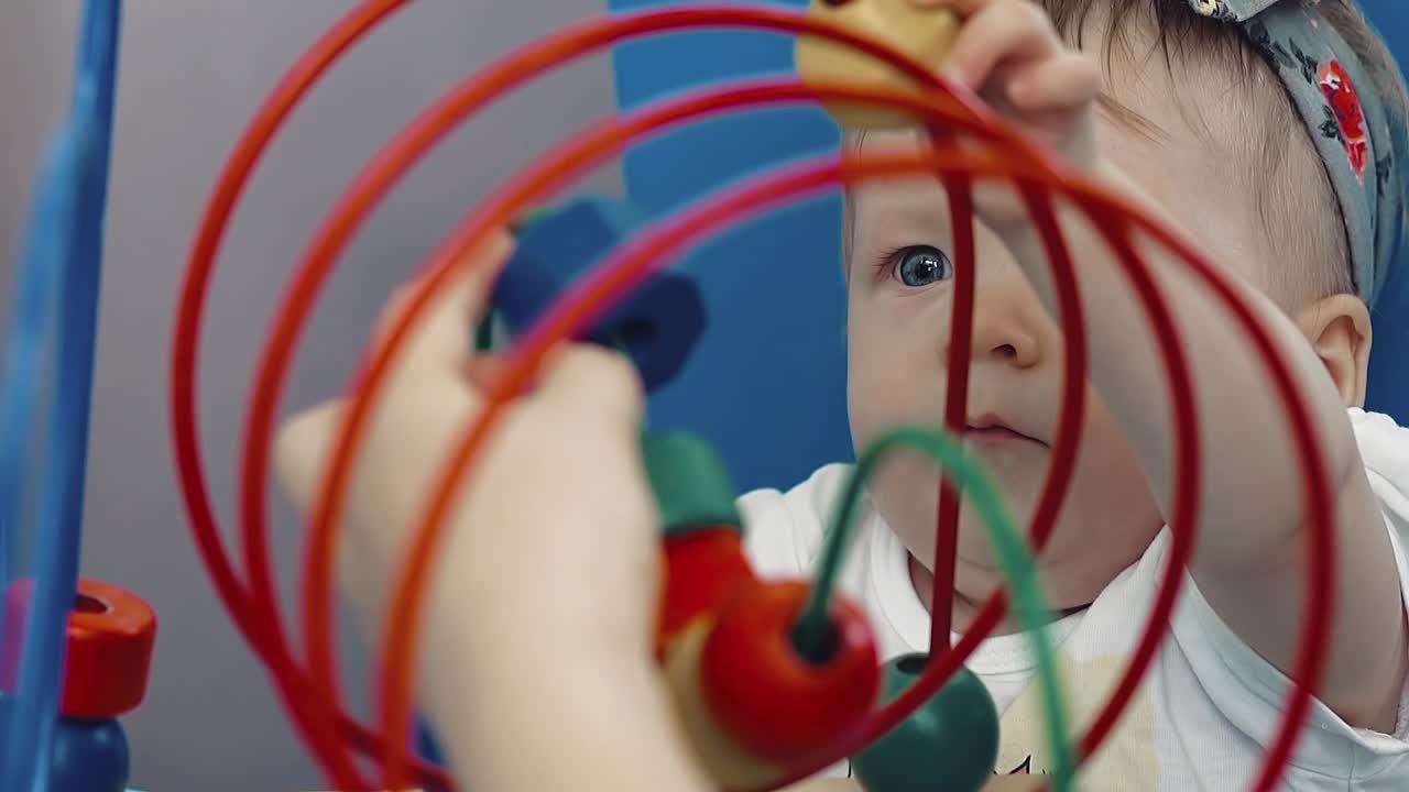 niño juega con un juguete multicolor 22
