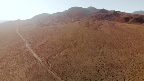 Luftaufnahmen-Der-Kargen,-Sandigen,-Felsigen,-Bergigen-Mojave-Wüste-An-Einem-Sonnigen-Tag