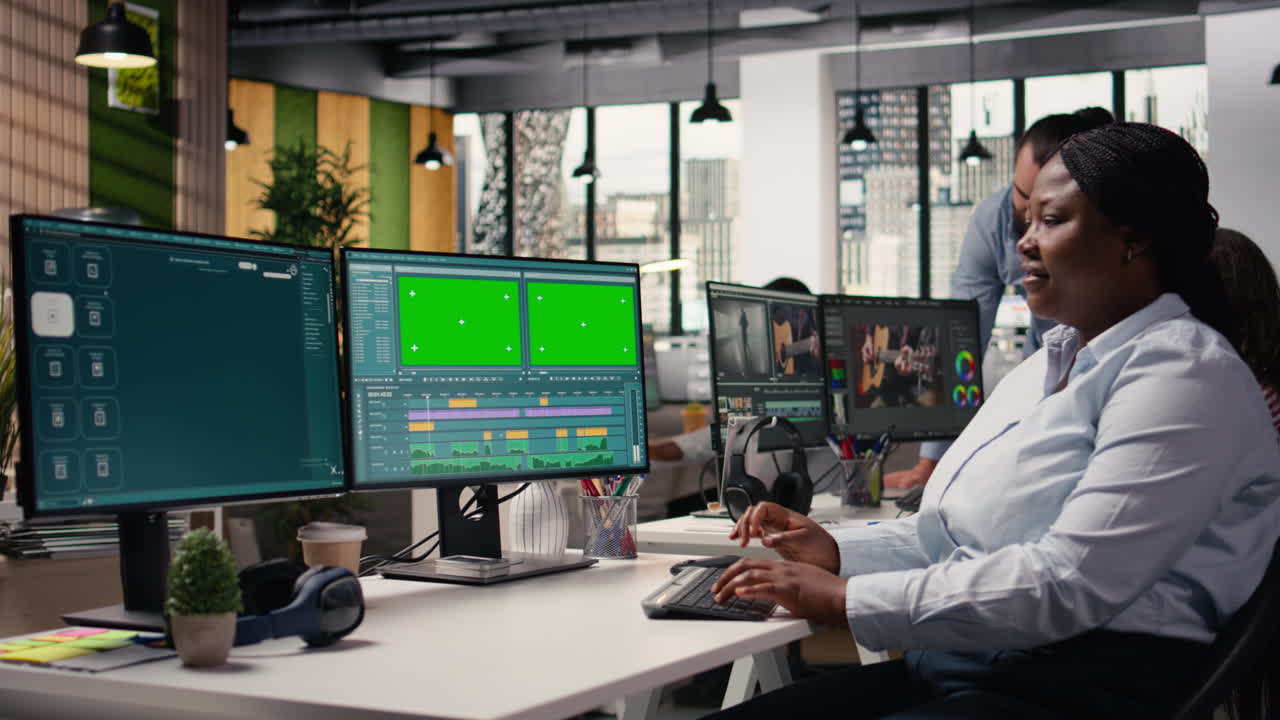 Mockup e video generato da AI del pianeta Marte visualizzati su doppi monitor