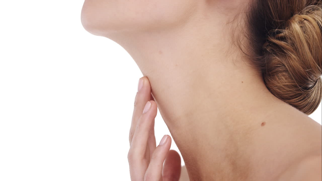 retrato de una mujer tocando un hermoso rostro en cámara lenta concepto de cuidado de la piel sobre un fondo blanco