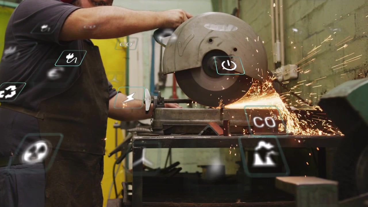 Maquinista arrancando la rueda, cortando una pieza para el montaje, con chispas volando, y la interfaz de usuario rastreando el corte en el taller.