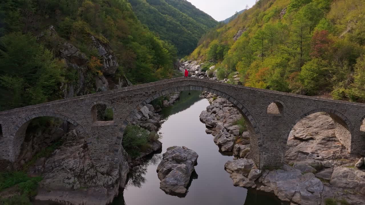 Efterårsfarver indrammer Djævlebroen over den klippefyldte Arda-flod, Bulgarien.