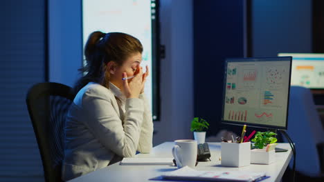 Empresario-Enfocado-Revisando-Gráficos-Desde-Una-Computadora-Portátil-Escribiendo-En-Un-Cuaderno