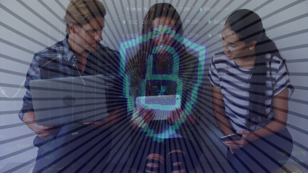 animación de un escudo digital con candado sobre felices y diversos compañeros de trabajo femeninos y masculinos