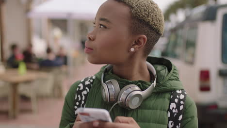 Retrato-De-Una-Joven-Y-Hermosa-Mujer-Afroamericana-Usando-Mensajes-De-Texto-Telefónicos-Esperando-En-La-Playa