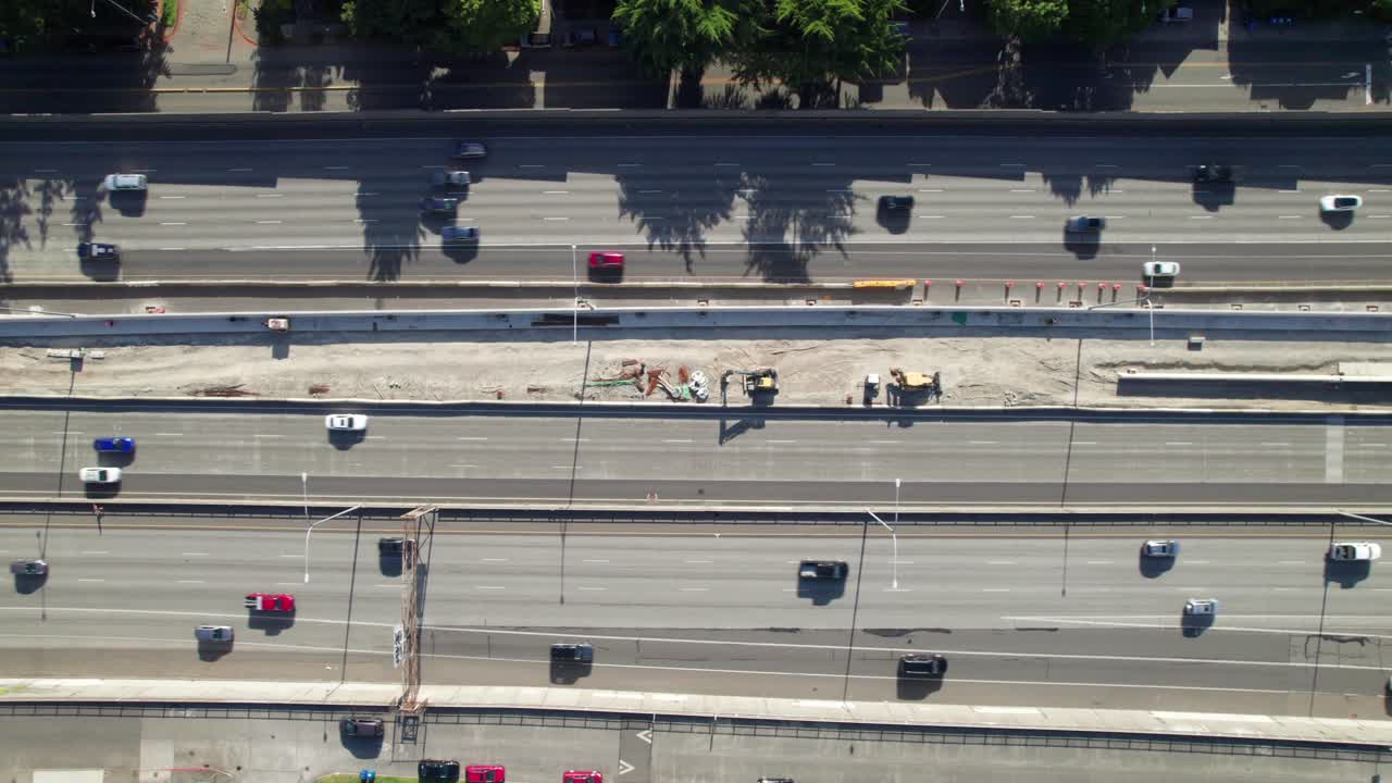 멀티 레인 인터스테이트 고속도로에서 교통 흐름의 드, 4k 드론 클립