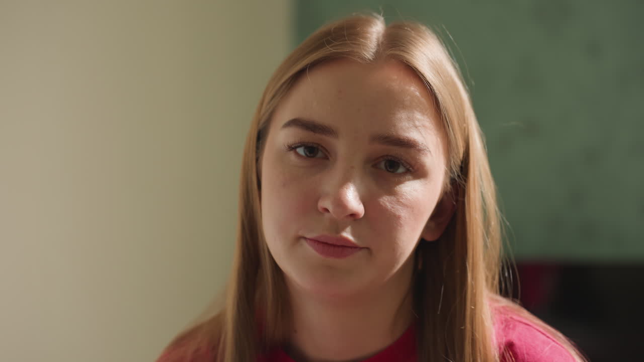 부드러운 조명 아래서 사색에 잠긴 차분하고 조용한 젊은 여성의 모습, 고요한 어둠 속에서 혼자 조용히 명상에 잠긴 평화로운 여성