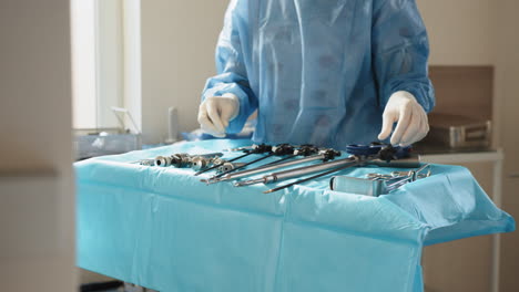 procedimiento médico con instrumentos quirúrgicos