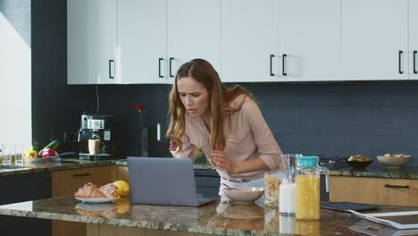 Mujer-De-Negocios-Revisando-El-Correo-Electrónico.-Persona-Concentrada-Mirando-La-Computadora-Portátil.