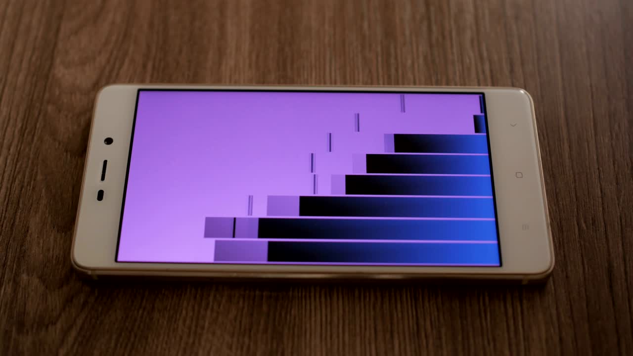 """인간은 인터넷을 통해 음악을 듣는다: 스마트폰에서 음악을 듣는 것, 보라색 화면, 크로마 키, 음악 앱의 시작, 중단, 그래픽 이라이저를 누르는 것"""