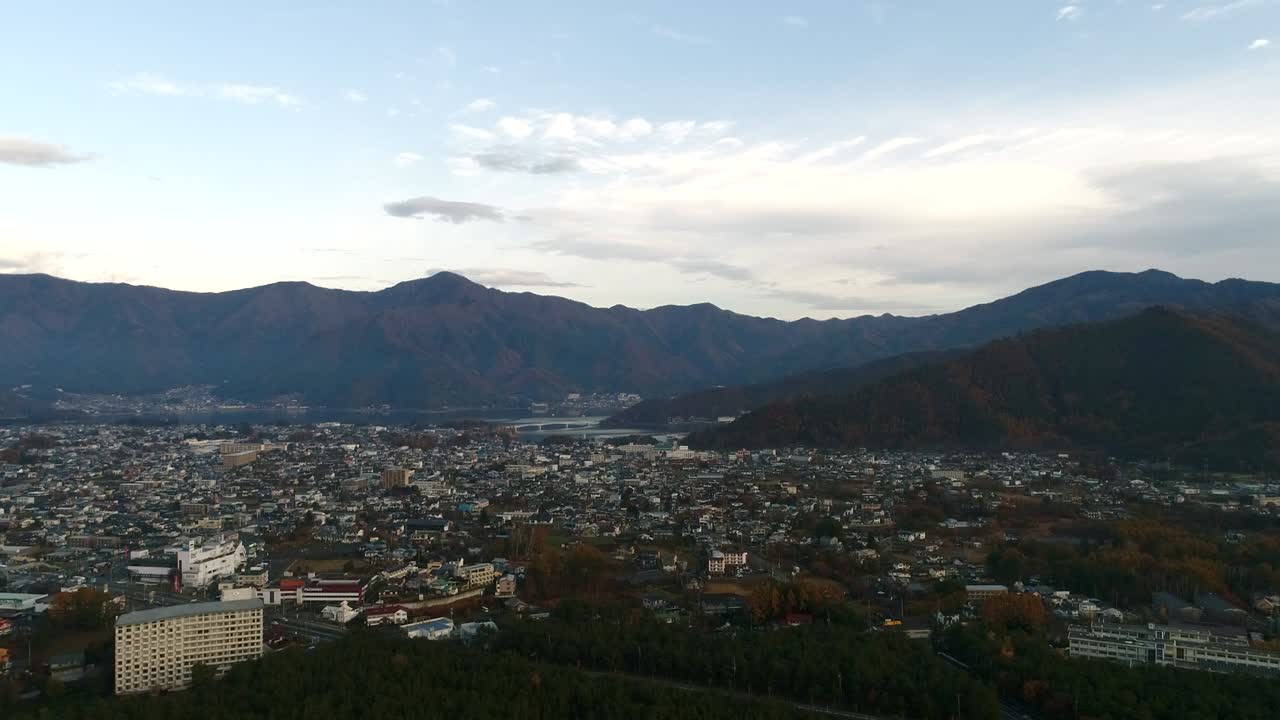 japón en otoño pequeña ciudad, foto en la pagoda chureito fujiyoshida yamanashi en japón, vista de la ciudad.