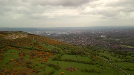 Luftaufnahme-Von-Cavehill,-Belfast-An-Einem-Frühlingstag