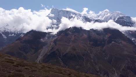 Montaña-Himalaya-Con-Pico-De-Nieve-Y-Vista-Panorámica-Del-Cielo-Despejado