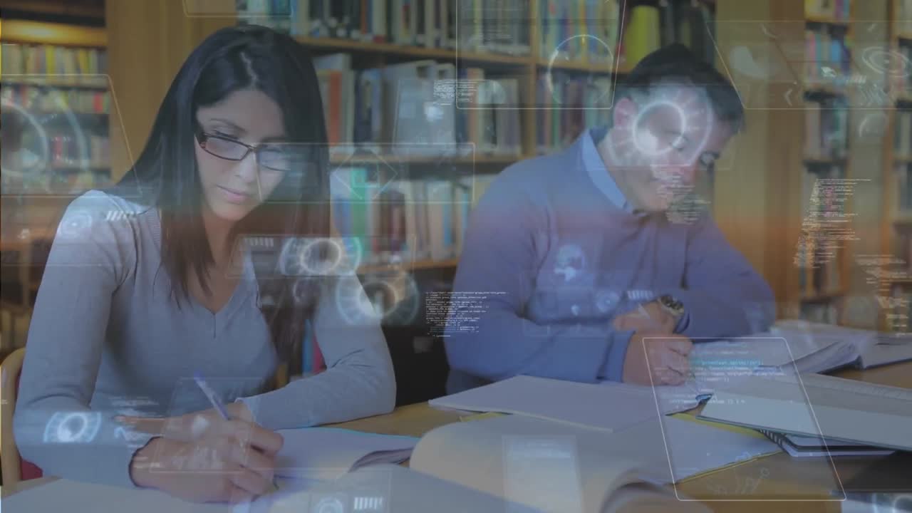 대학 도서관에서 공부하는 백인 여성 학생에 대한 둥근 스캐너와 데이터 처리