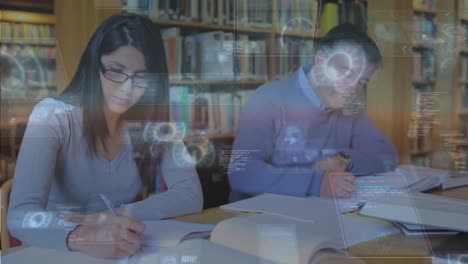 Rundscanner-Und-Datenverarbeitung-über-Kaukasische-Studentinnen,-Die-In-Der-Bibliothek-Am-College-Studieren