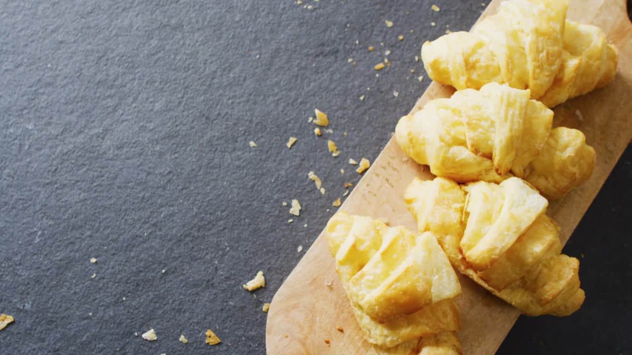 video de un primer plano de croissants en un fondo gris