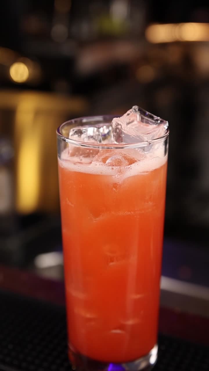 Cocktail in un bicchiere con ghiaccio